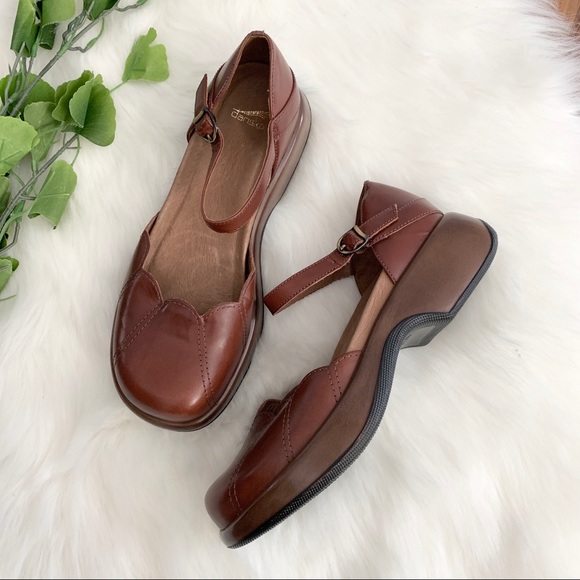 scalloped mary jane shoes